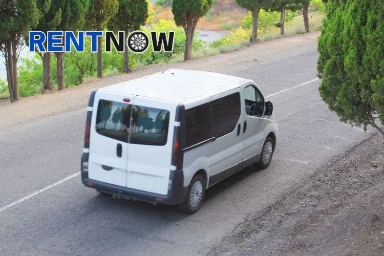 Tilava pikkubussi matkalla juhannukseen – vuokraa rentnow.fi:stä